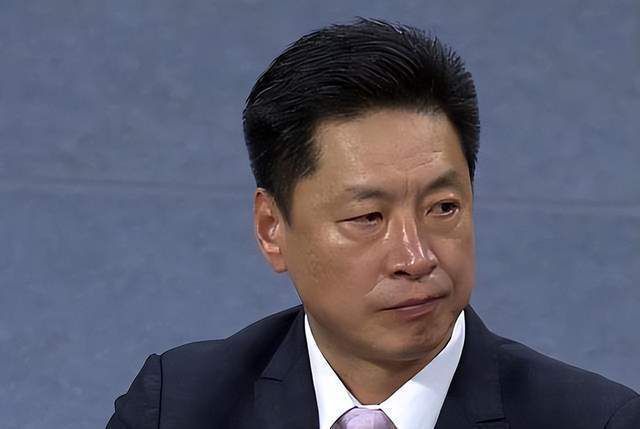 盘在树上的蛇与鸟解除冰封，化为金色，蛇朝着鸟发起了攻击